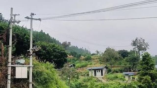 他乡纵有当头月，不及家中一盏灯！这个时候，父母早已做好饭菜，在村口盼望很久了，这个中秋，你回来吗？#