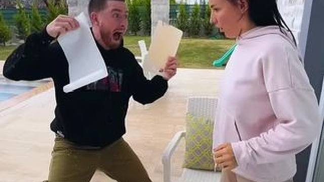 番茄酱不小心掉落，男子用板子一招拾起！ #看一遍笑一遍 #万万没想到 #这操作都看傻了 #意想不到的