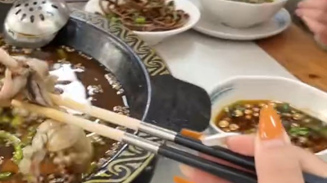 挑战给闺蜜的男朋友夹菜