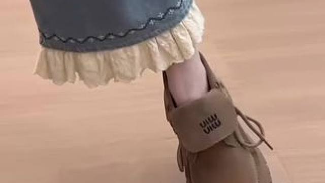 到秋冬季这种大黄靴真的很百搭，随便搭什么衣服穿都很时髦#好穿又好搭 #秋冬靴子 #开学穿搭