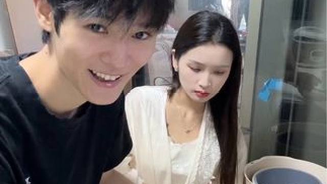 情侣挑战谁输谁洗碗游戏 嗯…赢了，洗碗+哄 #情侣日常 #恋爱日常 #甜甜的恋爱 #憨憨男友