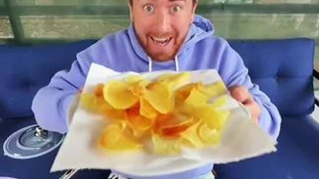 男子用土豆制作薯片，这手法简直太牛了！ #看一遍笑一遍 #这操作都看傻了 #在玩一种很新的解压玩具 