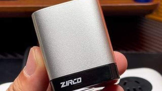 震惊！同级别体积如此小巧！如果正好缺个充电快的插头。耳机，手表，手机，笔记本都能低温快充不伤机器。这