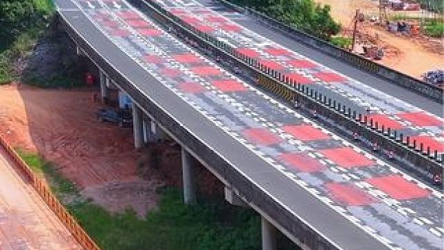 通车时间长达27年的京港澳高速湖南段，目前加紧施工，全线改扩建为双向八车道，预计三年完工。#京港澳高