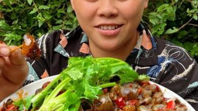 今天欧妹做一大盘香辣田螺，直接吃个够 #美食 #田螺 #农村生活 #记录生活