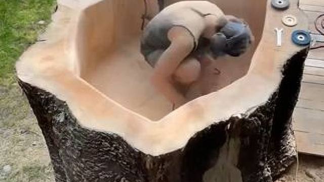 使用超粗木桩来制作浴缸，太会整了#dou上热门 #是时候展现真正的技术了 #dou来休息一下