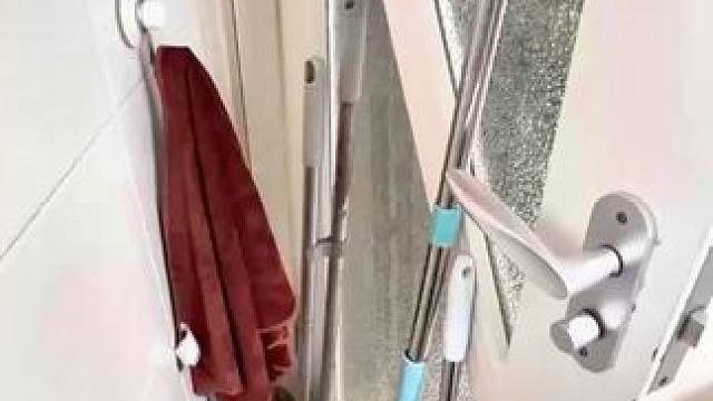 在卫生间门后装个这种拖把夹，常用的清洁工具就能整洁收纳，拿取方便也不影响开关门，关键是吸盘的可以随意