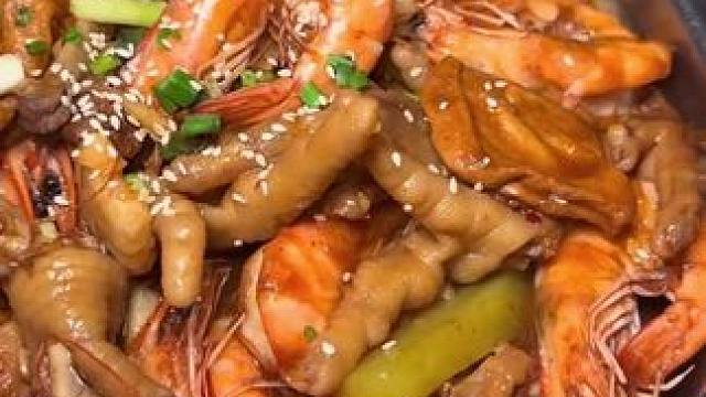 赖胖子现在特惠鲜榨果汁8选1只要19.9元。这个果汁一定要配上他们家的米饭，尤其是这个酱汁用来拌饭真