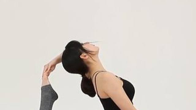 零基础学瑜伽：鸽子式变体 零基础学瑜伽，鸽子式变体。
这个动作可以放松我们下半身和骨盆的区域，促进我