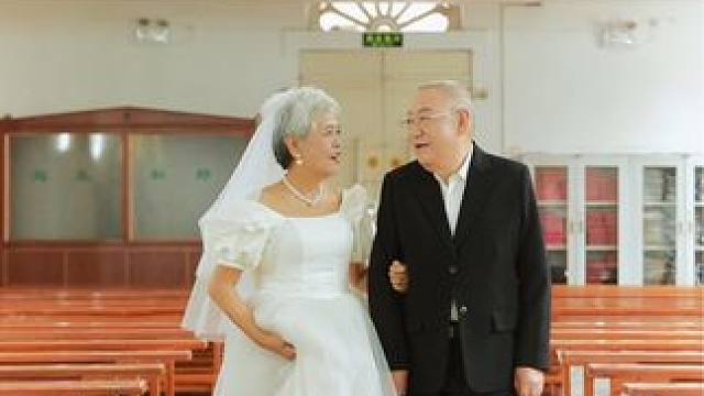 爷爷82，奶奶81，免费拍婚纱照第二期 爷爷看着穿着婚纱的奶奶说：给你补上了啊！
是啊，那个年代的男