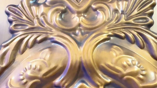 端庄大气的中式铜门。