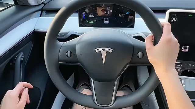 为什么很多人开车都喜欢单手打方向盘#汽车知识 #每天一个用车知识