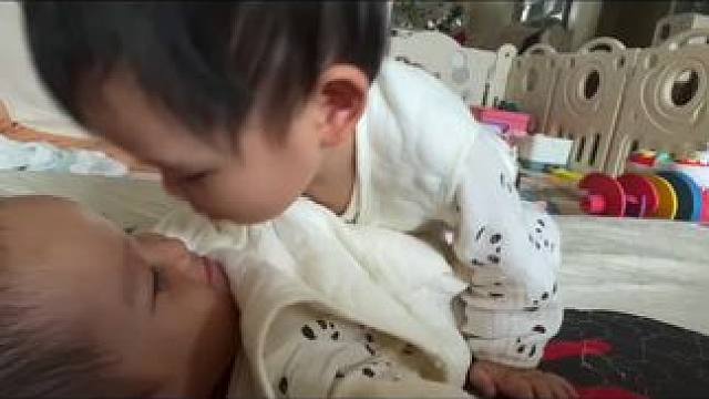 姐姐亲亲妹妹，妹妹抱抱姐姐