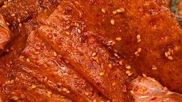 不能吃辣的千万不要买，这个真的有点辣！每一片上面都裹满了芝麻和辣椒，香香辣辣的太好吃了#无辣不欢 #