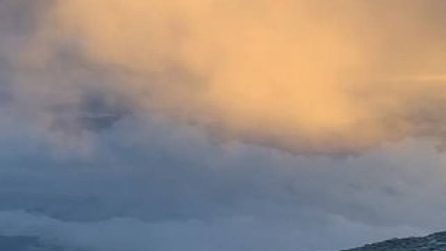 凌晨冲顶哈巴雪山，幸运见到日照金山。 #挑战爬哈巴雪山 #山里没有信号但有自由