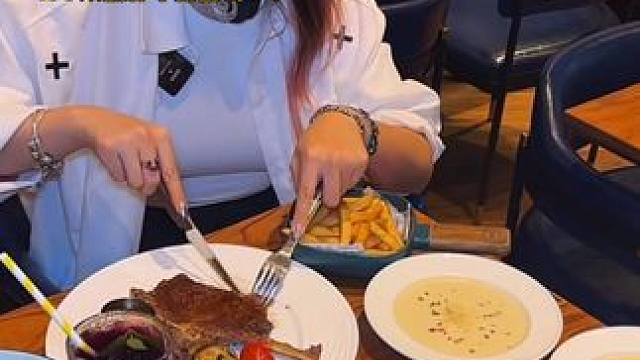 1886汽车餐厅竟然高了这么牛的活动！2024的特大福利之一199双战斧牛排，基本市场上看不到这个价