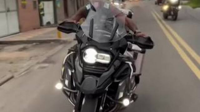 控车这一块还得看巴西兄弟 #摩托车 #宝马1250adv