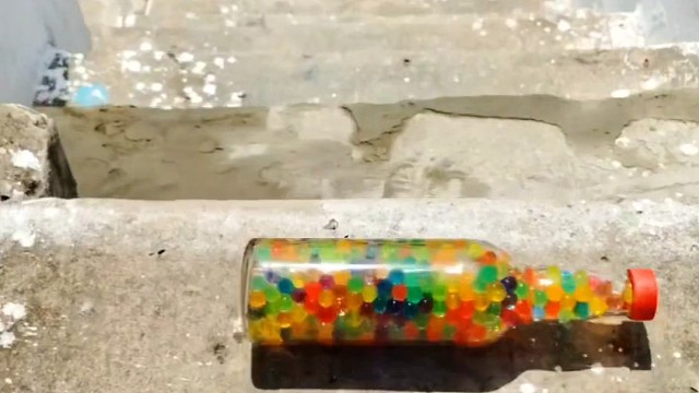 楼梯滚瓶子爆破解压时刻