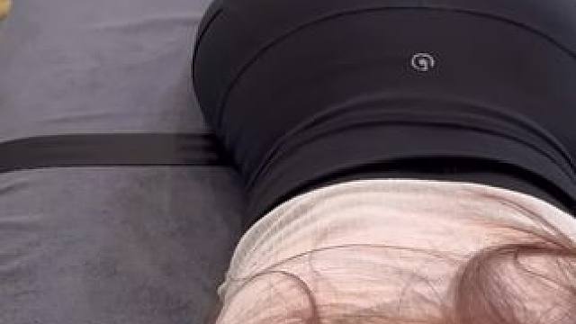 瑜伽裤美女，按摩真的那么舒服吗