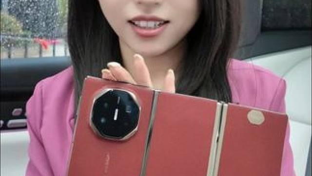 尊上加尊！ 开享界S9提华为三折叠和严屹宽“撞机”#华为 #华为三折叠 #享界S9 #严屹宽 #折叠