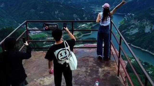 天界山归真台是一块天然的巨大方形石块，上下均为悬崖，地势极为险峻，景色壮美。归真台有“九九归真，羽化