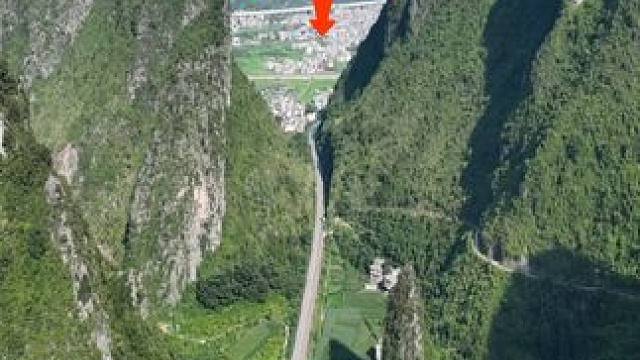 广西十万大山的背景，谁能想到穿越眼前这个峡谷便是世外桃源！#旅行推荐官 #青山绿水 #美丽乡村