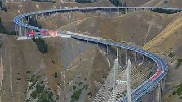 果子沟大桥是新疆第一座斜拉桥 ，也是国内第一座公路双塔双索面钢桁梁斜拉桥。主塔高度209米和215.