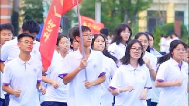 "在这场盛大的青春里，大胆点吧 向前跑 我们黄金一般又热烈的青春”#南安本真高级中学 #高中生