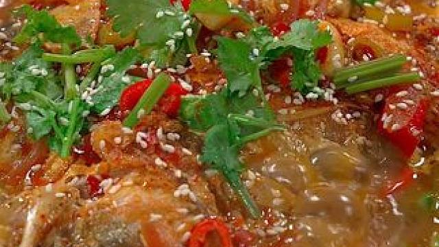 火锅烧烤都吃腻了，在家做个烤鱼吃吃吧，香辣入味，老公说味道一点也不输给外面的饭店#妈呀太香了 #好吃