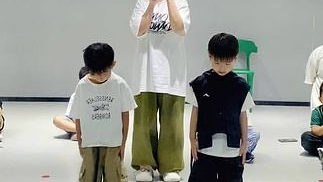 欣慰#hiphop基础 #幼儿街舞启蒙 #樱哥编舞 #樱哥课堂 #会跳舞的小孩有多酷