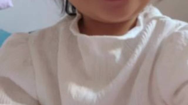 迷迷糊糊刚醒的小人人#骗你生女儿 #超有镜头感的小女孩 #又是被女儿治愈的一天 #被你萌化了 #1岁