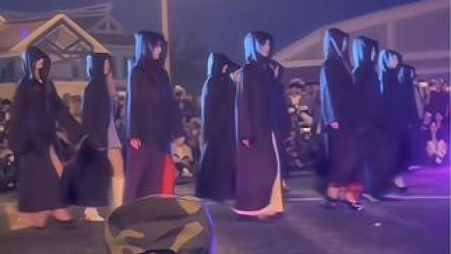 “学姐出征，迷倒众生”#校园操场走秀 #学姐