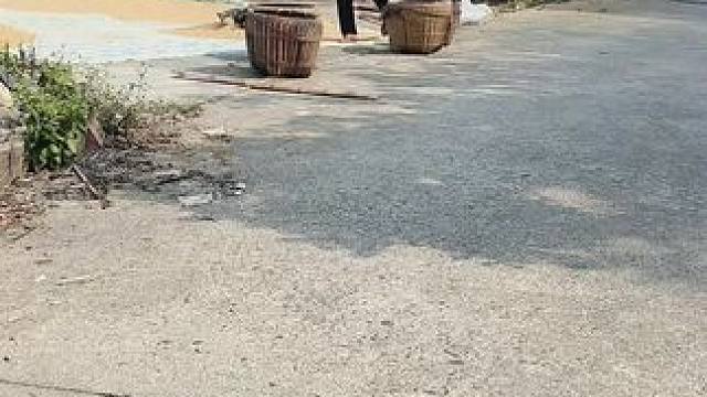 每次下乡看到这些留守老人，心里说不出来的难过，我很想踏遍每个乡村的每个角落让大家通过我的作品看到他们