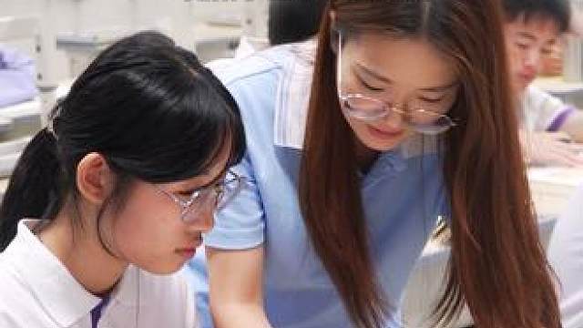 老师课间不离教室，利用课后10分钟为学生辅导答疑#南安本真高级中学 #高中