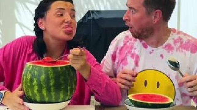 吃西瓜引发的套路，男子最后被耍的团团转！ #看一遍笑一遍 #意想不到的结局 #万万没想到 #老外真会
