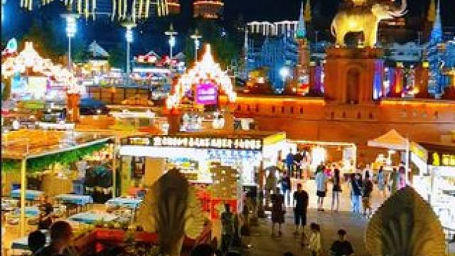 没有人能拒绝西双版纳 ，美丽夜景太迷人 ，领略异域风情 。