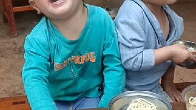 今天煮米线给四个孩子。#记录真实生活