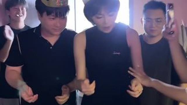 #过生日要有仪式感 幸福这一刻被具象话#happybirthday #气氛组就位 #记录真实生活