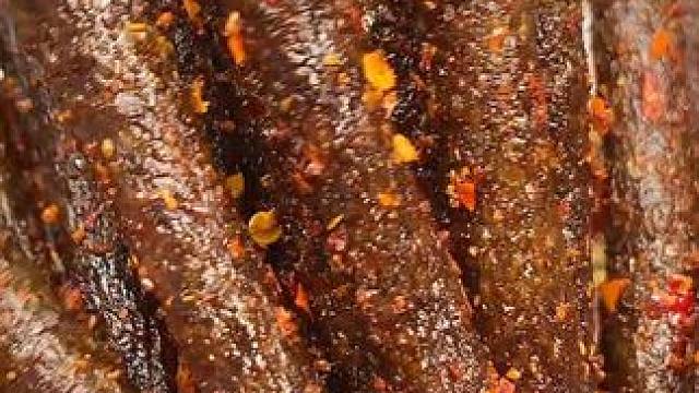 又麻又辣的黑金辣条，一口下去满嘴爆汁，真的太过瘾了#好吃到停不下来 #追剧小零食 #辣条