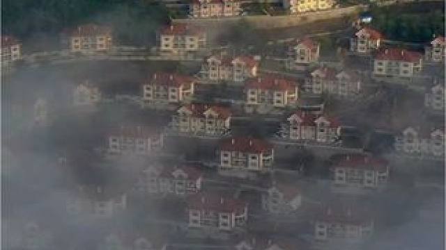 天桥沟的枫墅之上，云雾缭绕，宛如仙境。一道光破云而出，照亮这方天地，美不胜收#旅行推荐官 #神奇的大