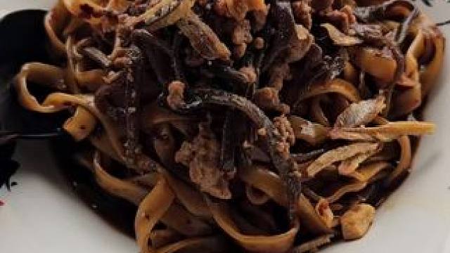 再挖掘怡保隐藏住家美食!!!猪油渣猪肉碎干辣椒板面赞啊
住家式板面，茳晖板面，汤头到面条都是自己包办