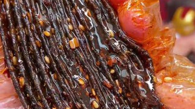 又麻又辣的黑金辣条，一口下去满嘴爆汁，真的太过瘾了#追剧小零食 #好吃到停不下来 #吃货必备