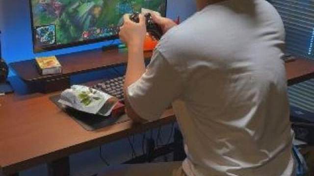 下次可以不要在我打游戏的时候过来吗#零食 #橄榄 #甘草橄榄 