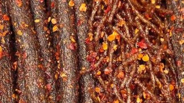 爱吃辣的宝子一定不要错过这款黑金辣条，一口下去满嘴爆汁嚼劲十足，是真的香！#好吃到停不下来 #妈呀太