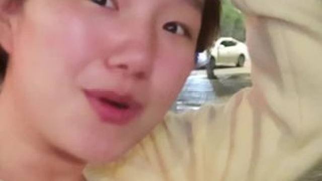 我觉得我们俩简直就是电视剧里一直被偏爱的女主角 半夜想去吃海底捞，所以许愿门口可以有共享单车，然后出