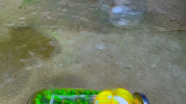 楼梯滚瓶子爆破解压时刻