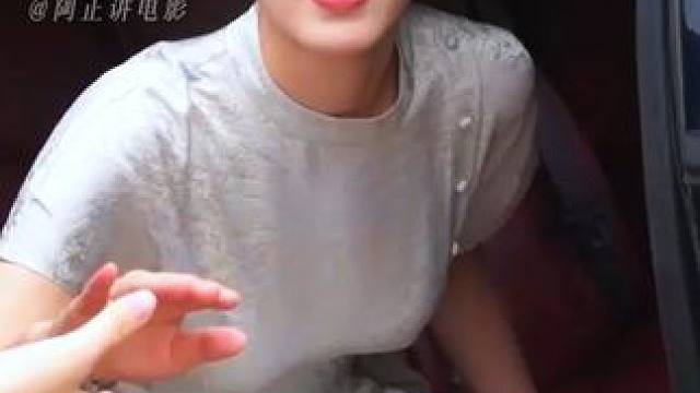 女人回家给父亲过60岁大寿们竟遭嫌弃，不料她的身份惊艳所有人