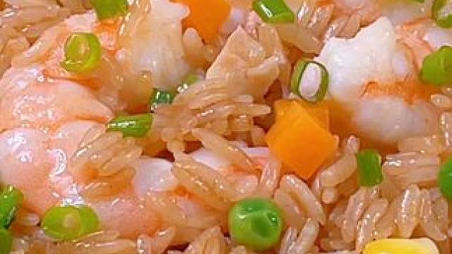 每周我都会给孩子做这个蔬菜虾仁焖饭，有肉有菜孩子特爱吃