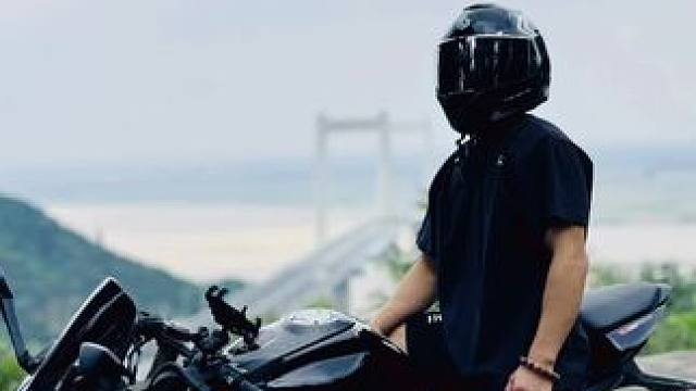 “该激情的年纪 不许活的无趣”