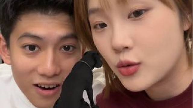 哈哈哈哈 看他演得津津有味